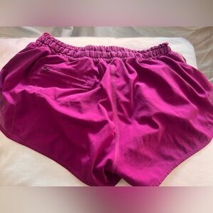 Lululemon hottie hots size 6 inseam 4’ in raspberry